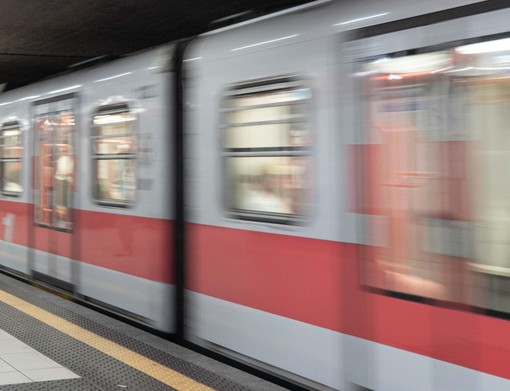 Milano, sfregiata alla fermata metro Duomo: «Ho pensato di morire» Milano, sfregiata alla fermata metro Duomo: «Ho pensato di morire»