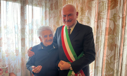 Cento anni per la signora Angelina Betti, qui con Massimo Mastromarino, sindaco di Lavena Ponte Tresa