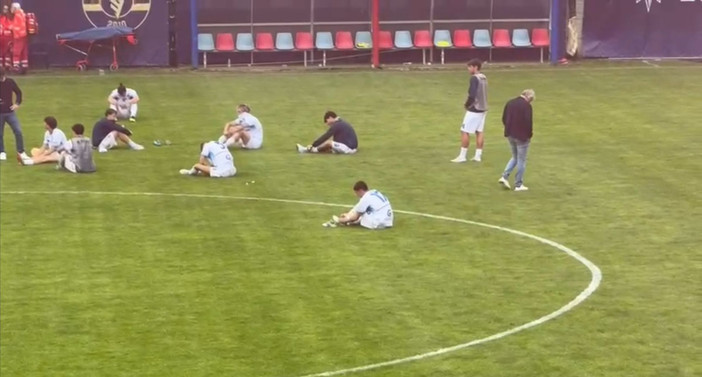 I giocatori del Magenta piegati solo dal gol del 3-3 del Crema al 94' a Ospitaletto che nega i playout alla squadra di Lorenzi