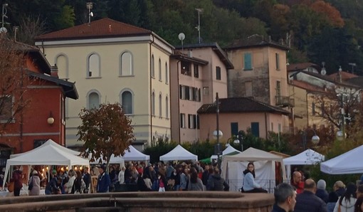 Sabato 22 e domenica 23 novembre tornano i mercatini di Natale sul lungolago di Porto Ceresio Sabato 22 e domenica 23 novembre tornano i mercatini di Natale sul lungolago di Porto Ceresio