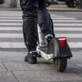 Milano, in due sul monopattino si scontrano con auto: muore ragazzo di 19 anni