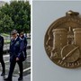«Tenga questa medaglia, è di mio padre che tornò dalla Russia». Un gesto e un'immagine che raccontano tutto lo spirito alpino