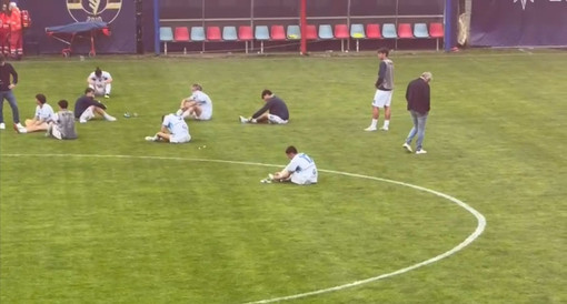 I giocatori del Magenta piegati solo dal gol del 3-3 del Crema al 94' a Ospitaletto che nega i playout alla squadra di Lorenzi