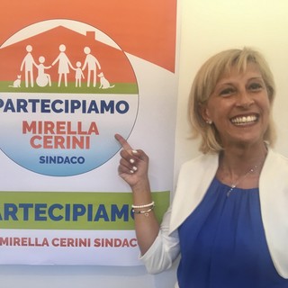 Il sindaco Mirella Cerini e un gruppo della lista Partecipiamo nella sede