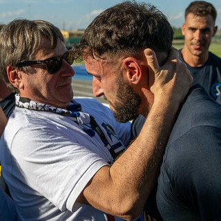 Claudio Milanese e il capitano della Solbia Mattia Gabrielli stretti in una morsa dopo la promozione in Serie D. Sotto in gallery il patron con mister Gatti (foto Alessandro Umberto Galbiati)