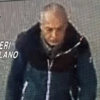 Donna accoltellata a Milano, il 59enne confessa: «L'ho colpita scegliendola a caso in un luogo simbolo del potere economico»