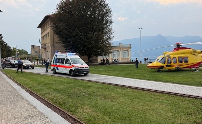 L'elisoccoso atterrato in centro a Luino (foto da LuinoNotizie.it)