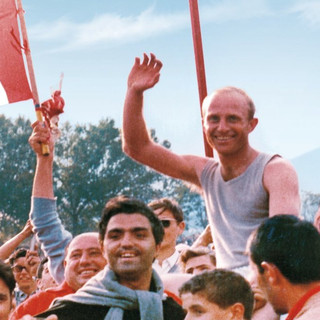 Il Peo in festa per una promozione del Grande Varese sulla copertina del libro di Stefano Affolti "Peo Maroso, leggenda del calcio bandiera del Varese" (Pietro Macchione Editore) Il Peo in festa per una promozione del Grande Varese sulla copertina del libro di Stefano Affolti "Peo Maroso, leggenda del calcio bandiera del Varese" (Pietro Macchione Editore)