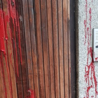 Municipio imbrattato, il sindaco: «Appenderei le foto dei vandali con nome e cognome»
