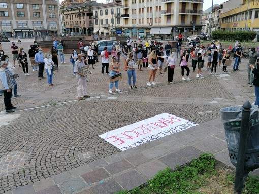 FOTO. Otto minuti di silenzio in piazza Repubblica per tutte le vittime di razzismo