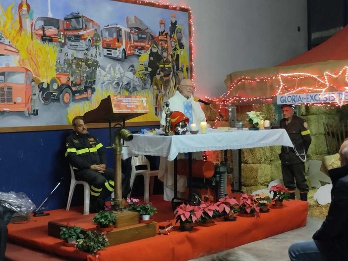 I vigili del fuoco celebrano la Vigilia con la gente. Foto d'archivio