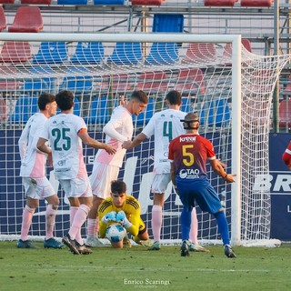 Lorenzo Maddalon, 17 anni, all'esordio da titolare in campionato con la Varesina protetto dai compagni dopo una presa bassa (foto Enrico Scaringi - Varesina Calcio)
