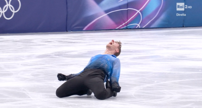 Matteo Rizzo sdraiato sul ghiaccio del Forum dopo il singolo di stasera che è valso il bronzo all'Italia nel pattinaggio di figura a squadre