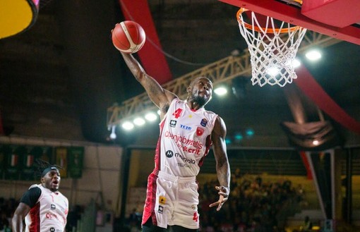 Tazé Moore, uno dei migliori di serata (foto Fabio Averna) Tazé Moore, uno dei migliori di serata (foto Fabio Averna)