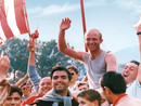 Il Peo in festa per una promozione del Grande Varese sulla copertina del libro di Stefano Affolti "Peo Maroso, leggenda del calcio bandiera del Varese" (Pietro Macchione Editore) Il Peo in festa per una promozione del Grande Varese sulla copertina del libro di Stefano Affolti "Peo Maroso, leggenda del calcio bandiera del Varese" (Pietro Macchione Editore)