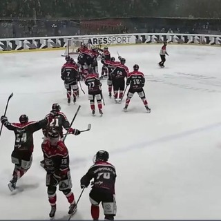 Tutto il Caldaro in pista ad Aosta sul suo portierone Samuel Rohregger (22 anni) dopo i tiri di rigore. Sotto le esultanze dopo i due gol nei 60 minuti