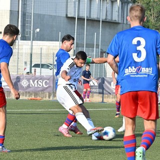 Manicone con la fascia di capitano nella sfida al Chiasso (foto Varesina Calcio)