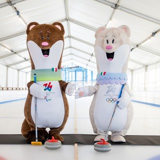 Varese, dopo il boom della fiaccola ecco le mascotte olimpiche in centro. Con un'area per gli sport invernali