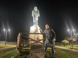 Martino davanti al monumento dedicato a Pantani sul lungomare di Cesenatico