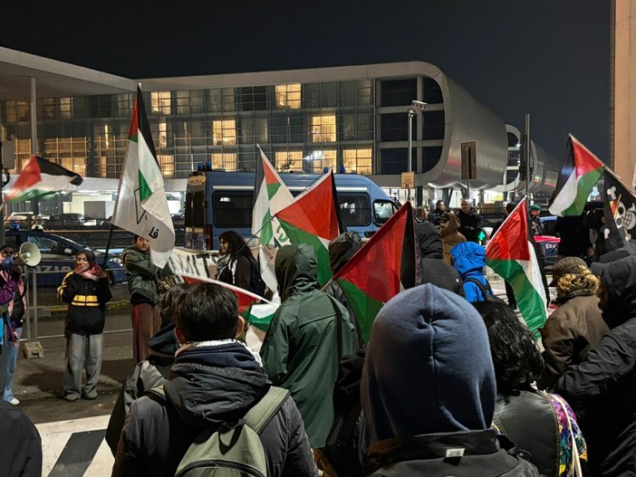 «Blocchiamo la macchina bellica» presidio al Terminal 1 contro la partenza di parti per F-35