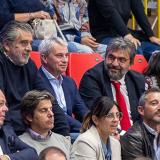 Da sinistra l'assessore allo Sport e il sindaco di Varese, Stefano Malerba e Davide Galimberti, accanto a Giuseppe Pirola per assistere a Busto alla prima partita di campionato dell'Uyba contro Conegliano. Sotto Galimberti con il vice sindaco bustocco Luca Folegani e, poi, anche con l'assessore Manuela Maffioli (Foto Galbiati)