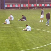 I giocatori del Magenta piegati solo dal gol del 3-3 del Crema al 94' a Ospitaletto che nega i playout alla squadra di Lorenzi