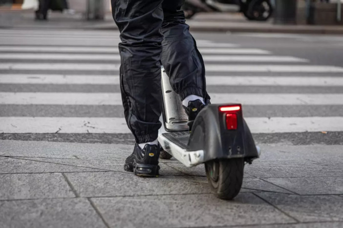 Milano, in due sul monopattino si scontrano con auto: muore ragazzo di 19 anni Milano, in due sul monopattino si scontrano con auto: muore ragazzo di 19 anni