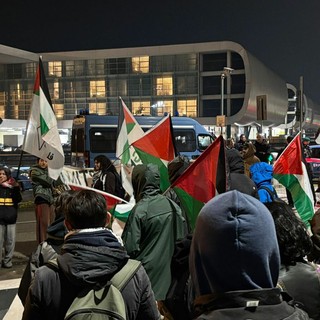 «Blocchiamo la macchina bellica» presidio al Terminal 1 contro la partenza di parti per F-35