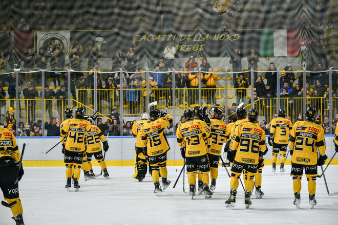 Mastini e pubblico giallonero sono una cosa sola (Foto Galbiati) Mastini e pubblico giallonero sono una cosa sola (Foto Galbiati)