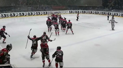 Tutto il Caldaro in pista ad Aosta sul suo portierone Samuel Rohregger (22 anni) dopo i tiri di rigore. Sotto le esultanze dopo i due gol nei 60 minuti