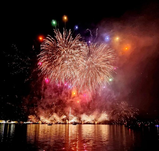 I fuochi d'artificio illuminano la notte del lago Maggiore