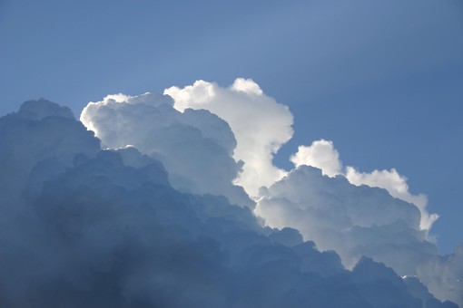 Altra notte tropicale, ma da stasera aumenta il rischio temporali. Domani massime in calo di 4-5 gradi Altra notte tropicale, ma da stasera aumenta il rischio temporali. Domani massime in calo di 4-5 gradi