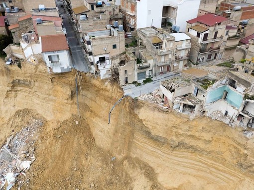 Frana Niscemi, palazzina di tre piani crolla nel precipizio: era nella zona rossa Frana Niscemi, palazzina di tre piani crolla nel precipizio: era nella zona rossa