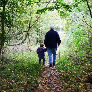 Castellanza, contro la solitudine la Caritas rilancia il progetto “Adotta un nonno”