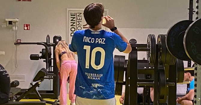 Ci si allena con la maglia di Nico Paz in una palestra di Varese Ci si allena con la maglia di Nico Paz in una palestra di Varese