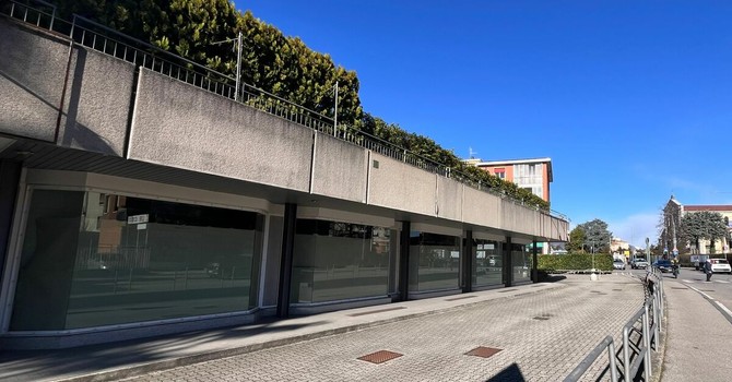 L'edificio che si affaccia su viale Borri che ha ospitato per quarant'anni fino al 2018 Maconi e poi Barazzoni L'edificio che si affaccia su viale Borri che ha ospitato per quarant'anni fino al 2018 Maconi e poi Barazzoni