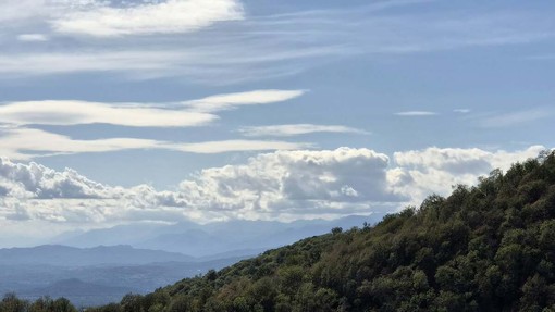 Le nubi di questa mattina viste dal Campo dei Fiori lasceranno spazio a una domenica di sole