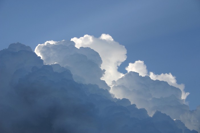 Altra notte tropicale, ma da stasera aumenta il rischio temporali. Domani massime in calo di 4-5 gradi Altra notte tropicale, ma da stasera aumenta il rischio temporali. Domani massime in calo di 4-5 gradi