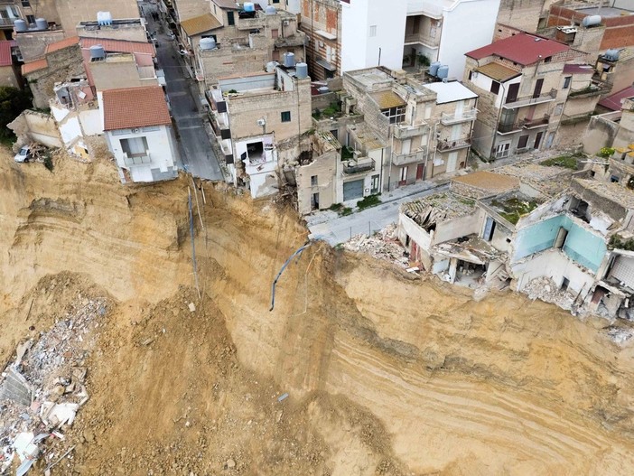Frana Niscemi, palazzina di tre piani crolla nel precipizio: era nella zona rossa