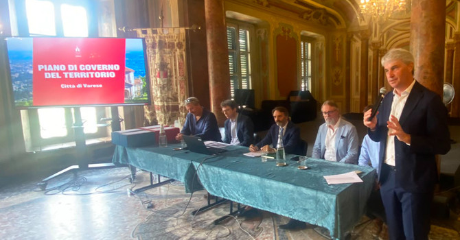 Il sindaco Galimberti presenta il nuovo Pgt di Varese in Salone Estense insieme all'assessore Civati Il sindaco Galimberti presenta il nuovo Pgt di Varese in Salone Estense insieme all'assessore Civati
