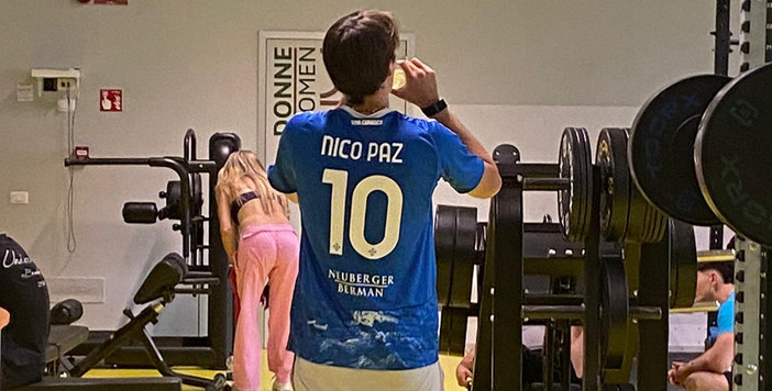 Ci si allena con la maglia di Nico Paz in una palestra di Varese Ci si allena con la maglia di Nico Paz in una palestra di Varese