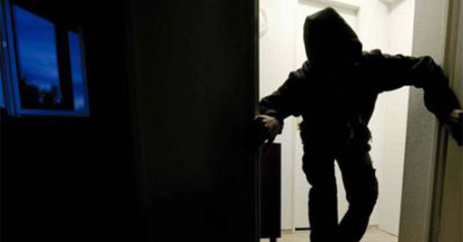 Entra in un appartamento per dormire e ripararsi dal maltempo: il padrone se lo trova in casa. Arrestato Entra in un appartamento per dormire e ripararsi dal maltempo: il padrone se lo trova in casa. Arrestato