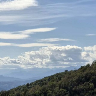 Le nubi di questa mattina viste dal Campo dei Fiori lasceranno spazio a una domenica di sole