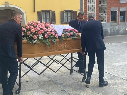 Ebe Serri, accompagnate dalle rose e dalla maglia bianca e rosa numero 11 della Varesina con la scritta "Lotta. Sempre", ha ritrovato il suo Umberto "Tino" Belletti