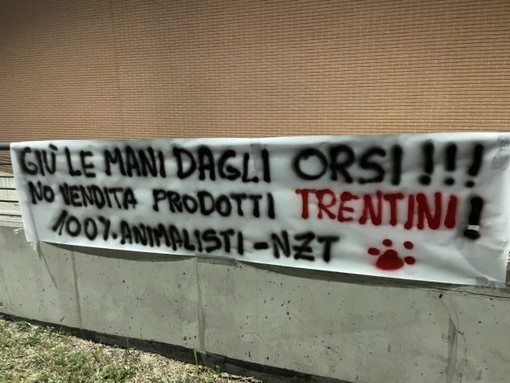 Da Esselunga e Tigros blitz per boicottare i prodotti del Trentino: “Giù le mani dagli orsi”
