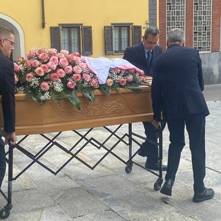 Ebe Serri, accompagnate dalle rose e dalla maglia bianca e rosa numero 11 della Varesina con la scritta "Lotta. Sempre", ha ritrovato il suo Umberto "Tino" Belletti