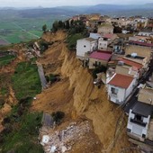 Frana a Niscemi, il sindaco agli abitanti: «State a casa»