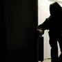 Entra in un appartamento per dormire e ripararsi dal maltempo: il padrone se lo trova in casa. Arrestato Entra in un appartamento per dormire e ripararsi dal maltempo: il padrone se lo trova in casa. Arrestato