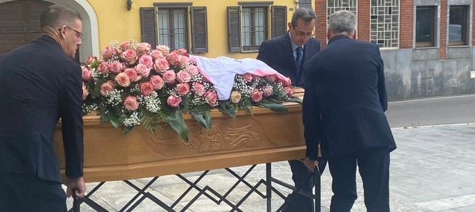 Ebe Serri, accompagnate dalle rose e dalla maglia bianca e rosa numero 11 della Varesina con la scritta "Lotta. Sempre", ha ritrovato il suo Umberto "Tino" Belletti
