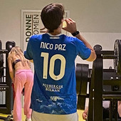 Ci si allena con la maglia di Nico Paz in una palestra di Varese